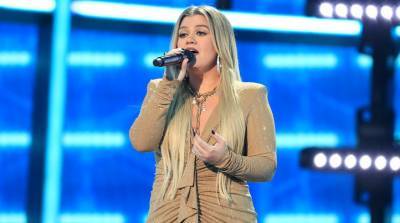 Kelly Clarkson Sings 'Higher Love' to Open the Billboard Music Awards 2020 with Pentatonix & Sheila E - www.justjared.com - Los Angeles - Houston
