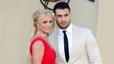 Britney Spears Stuns In Pink Leopard Print Bikini As She Rides On BF Sam Asghari’s Shoulders — Pic - hollywoodlife.com