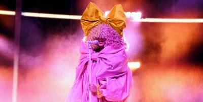 Twitter Reactions to Sia's 2020 Billboard Music Awards Performance and Look - www.marieclaire.com