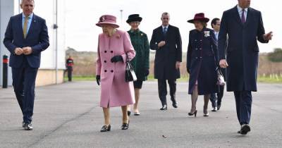 The Queen wears pink for first public engagement since March with Prince William - www.ok.co.uk