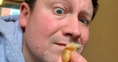 Pub drinker stunned to find Donald Trump's hair on a pork scratching - www.dailyrecord.co.uk