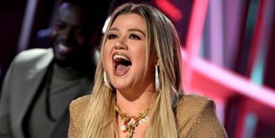 Kelly Clarkson Adorably Hosted the 2020 Billboard Music Awards to an Empty Arena - www.marieclaire.com