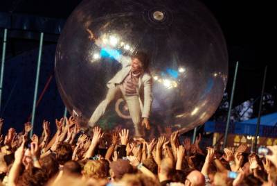 The Flaming Lips Perform To A Crowd Inside Giant Bubbles - etcanada.com - county Fallon