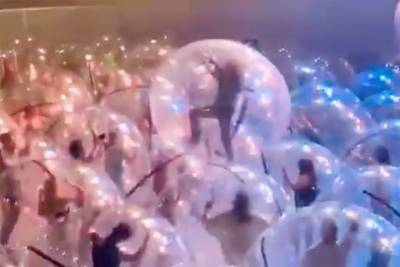 The Flaming Lips perform for audience inside plastic bubbles - nypost.com