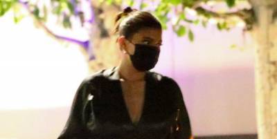Kylie Jenner Flashes Her Toned Midriff While Out at Dinner with Friends - www.justjared.com - Las Vegas - Malibu