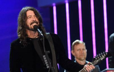 Watch Foo Fighters play acoustic version of ‘Learn To Fly’ on ‘Jimmy Kimmel Live’ - www.nme.com - Los Angeles - USA