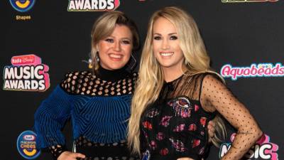 Kelly Clarkson Recalls the Time She Signed an Autograph as Carrie Underwood - www.etonline.com