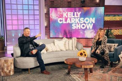 Kelly Clarkson Mocks Blake Shelton For Being A Child Pageant Contestant - etcanada.com