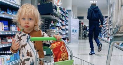 Stacey Solomon takes Rex out food shopping with his own mini Asda trolley – and it's on sale now for £10 - www.ok.co.uk