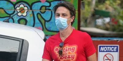 Zach Braff Wears 'Voting is Sexy' T-Shirt While Out in L.A. - www.justjared.com - Los Angeles