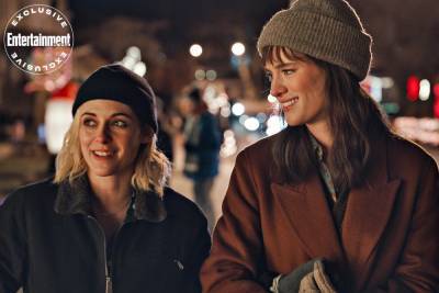 ‘Happiest Season’: Kristen Stewart Explains Why Seeing Lesbian Women In A Typical Rom-Com Is ”Exhilarating & Freeing” - theplaylist.net