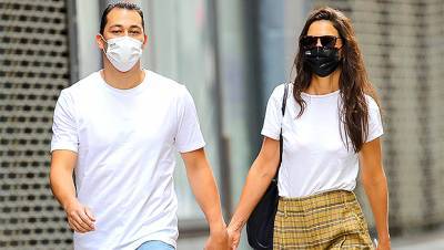 Katie Holmes Emilio Vitolo Jr. Hold Hands In NYC Before Cuddling On The Subway – See Pics - hollywoodlife.com - New York - county Hand