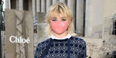 Maisie Williams Wears Pink Mask Sitting Front Row at Chloe Fashion Show - www.justjared.com - France