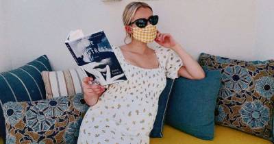 Emma Roberts encourages her fans to wear a mask and read books - www.msn.com