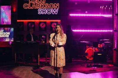 Kelly Clarkson Belts Out Funky Cover Of The B-52s’ ‘Love Shack’ - etcanada.com