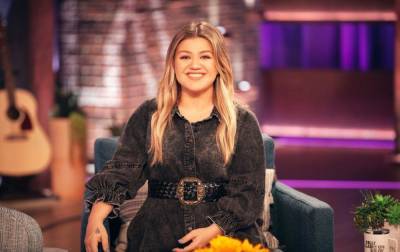 Kelly Clarkson Takes On Blake Shelton in ‘Golden Girls’ Trivia Game - etcanada.com