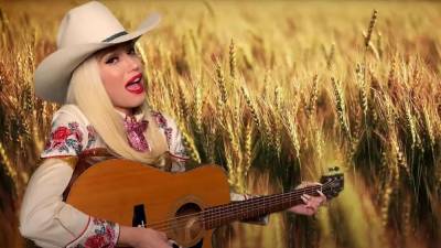 Gwen Stefani Recreates Her Hit Singles as Country Tunes With Help From Jimmy Fallon: Watch! - www.etonline.com - county Fallon - Indiana