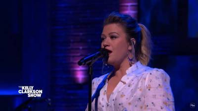 Kelly Clarkson Has Cover-ception Performing Norah Jones’ Version Of ‘Don’t Know Why’ - etcanada.com - USA