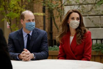 Kate Middleton & Prince Harry Go Mask-On For Visit To Photo Exhibition - etcanada.com