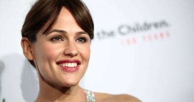 Jennifer Garner wears high-waisted joggers and turtleneck - and fans love her for it - www.msn.com