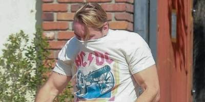 Dax Shepard Covers His Face With His Shirt While Getting Food Delivered - www.justjared.com - Los Angeles