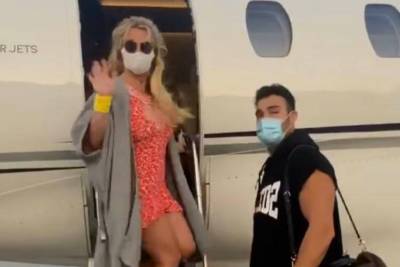 Britney Spears And Beau Sam Asghari Wear Masks While Boarding Jet In Vacation Video - etcanada.com