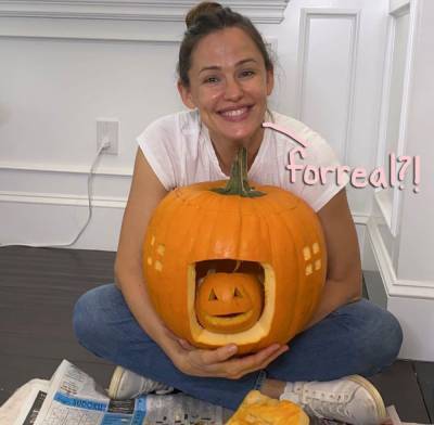 Jennifer Garner Shuts Down MORE Pregnancy Rumors After Posting Adorable Pumpkin Pic! - perezhilton.com