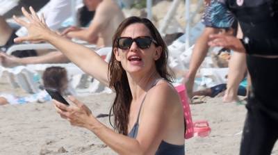 Jennifer Garner Kicks Off Her Weekend With a Beach Day - www.justjared.com - Malibu