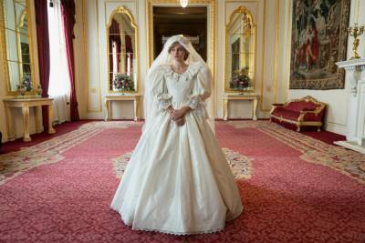 ‘The Crown’: Netflix Reveals First Look At Princess Diana’s Wedding Dress - deadline.com