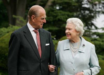 The Queen’s wedding ring has a secret inscription only Prince Philip knows - evoke.ie