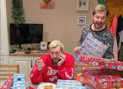 Brian Dowling channels mood of the nation and wraps his Christmas presents early - evoke.ie