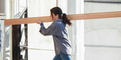 Sandra Bullock Carries Heavy Lumber While Filming a Netflix Movie - www.justjared.com - Britain - Canada - county Bullock