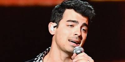 Joe Jonas Dyed His Hair Neon Pink for Breast Cancer Awareness Month - www.elle.com
