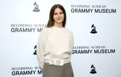 Doctor reveals flaws in mesh face mask worn by Lana Del Rey at fan meet-and-greet - www.nme.com - Los Angeles