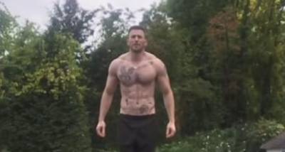 Shirtless Chris Evans flaunts his washboard abs as he backflips into a pool; Fans go wild about his tattoos - www.pinkvilla.com