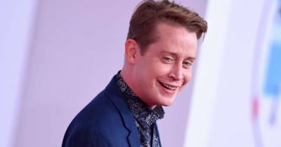 Macaulay Culkin recreates iconic 'Home Alone' poster with unique face mask - www.msn.com - USA - county Story