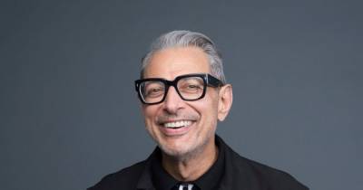 Fans desperately want Jeff Goldblum to play Mike Pence's fly on 'SNL' - www.wonderwall.com - Paris - Chicago - city Windy - Illinois