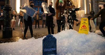 Angry pub bosses dump ice stocks in Glasgow's George Square and at Holyrood in dramatic protests - www.dailyrecord.co.uk - Scotland - county Chambers