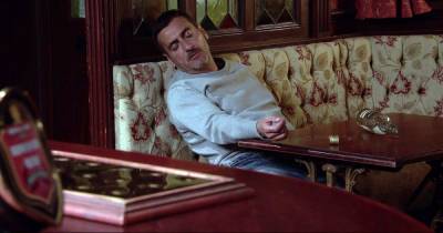 Coronation Street shock as Peter Barlow hits the bottle again after vicious attack - www.manchestereveningnews.co.uk