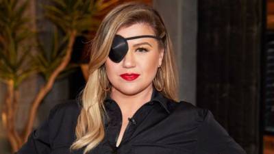 Kelly Clarkson Sports an Eye Patch on 'The Voice': Here's Why - www.etonline.com