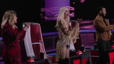 'The Voice': A Show-Stopping Battle Round Duet Gets a Standing Ovation From the Coaches - www.etonline.com - Texas - Poland - Ohio - county Cooper