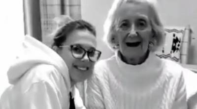 Millie Bobby Brown Pays Tribute To ‘Guardian Angel’ Grandmother Who Passed Away From Alzheimer’s - etcanada.com - county Fallon