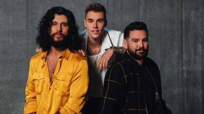Justin Bieber Lights Up Hollywood Bowl While Making CMA Awards Debut Performing ’10,000 Hours’ With Dan + Shay - www.etonline.com - California
