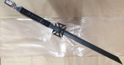 Police find two samurai swords, a cosh, a cannabis farm and baseball bat during Stockport raid - www.manchestereveningnews.co.uk