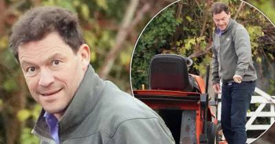 Dominic West receives delivery of lawn mower outside Wiltshire home - www.msn.com