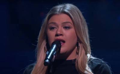 Kelly Clarkson Goes Country For ‘Kellyoke’ Cover Of Faith Hill Hit - etcanada.com - Texas