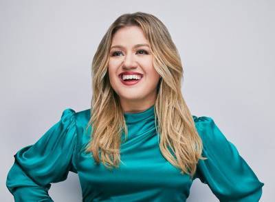 Kelly Clarkson Debuts Stunning Cover Of Vince Vance & The Valiants’ Classic ‘All I Want For Christmas Is You’ - etcanada.com
