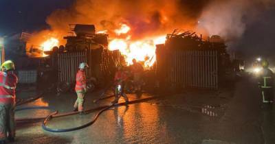 WATCH: Early hours blaze involving “400 vehicles” tears through Wigan scrapyard - www.manchestereveningnews.co.uk