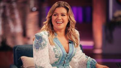 Kelly Clarkson Tests Negative for COVID-19 Following Staff Outbreak, Source Says - www.etonline.com