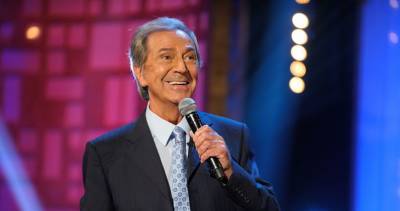 Entertainer Des O'Connor dies aged 88: View his Official Chart history - www.officialcharts.com - county Hand
